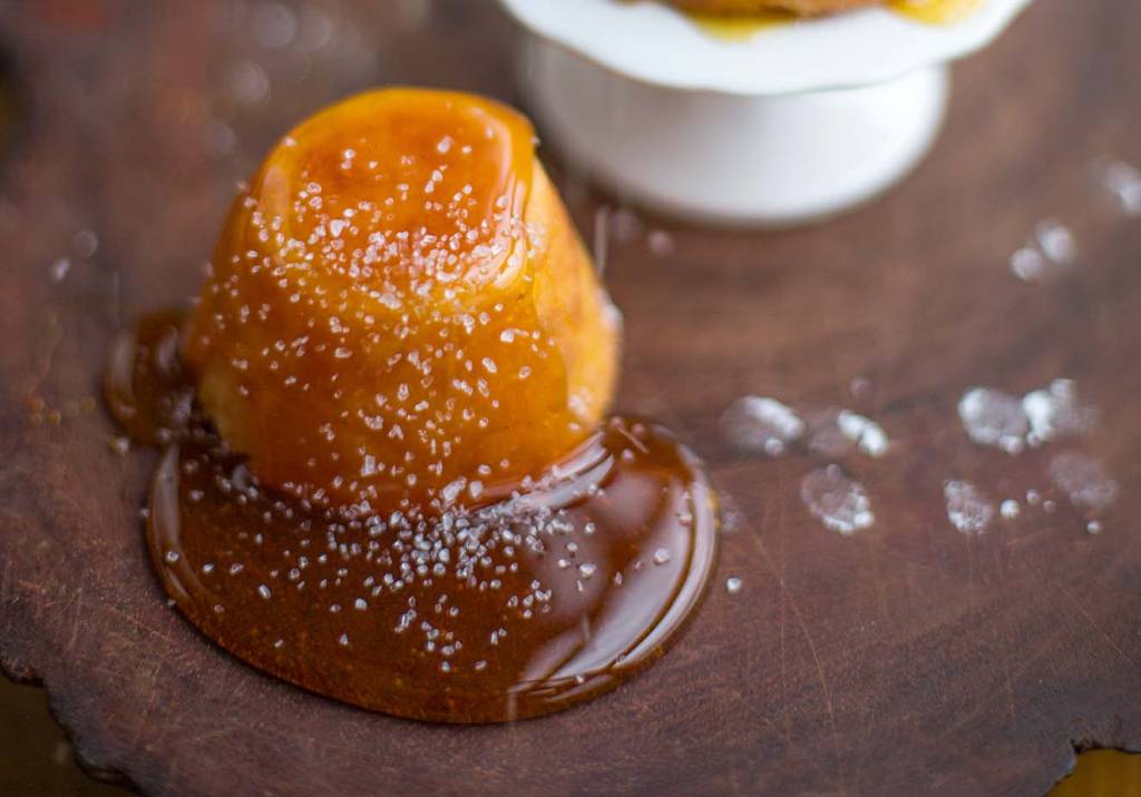 Bolinho doce de mandioca com caramelo