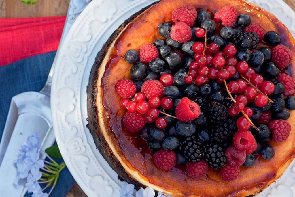 Bolo cheesecake com frutas vermelhas sem lactose