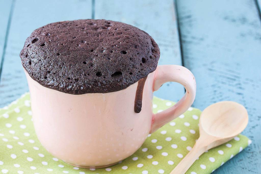 Bolo de chocolate de caneca com morango
