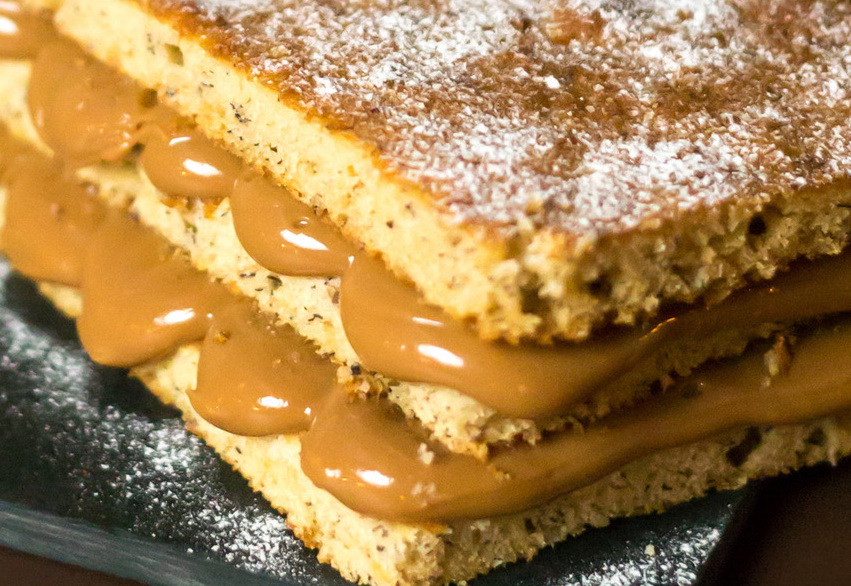 Bolo de banana com doce de leite