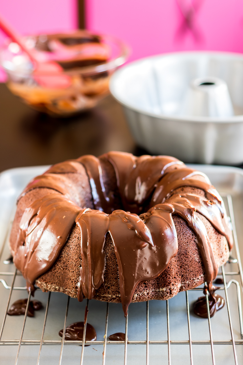 Bolo de cacau com cobertura de chocolate