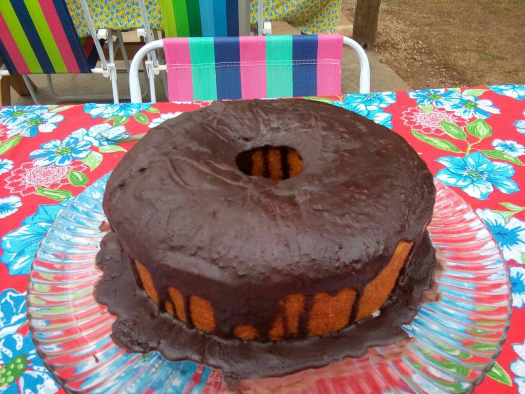 Bolo de cenoura prático com calda de chocolate