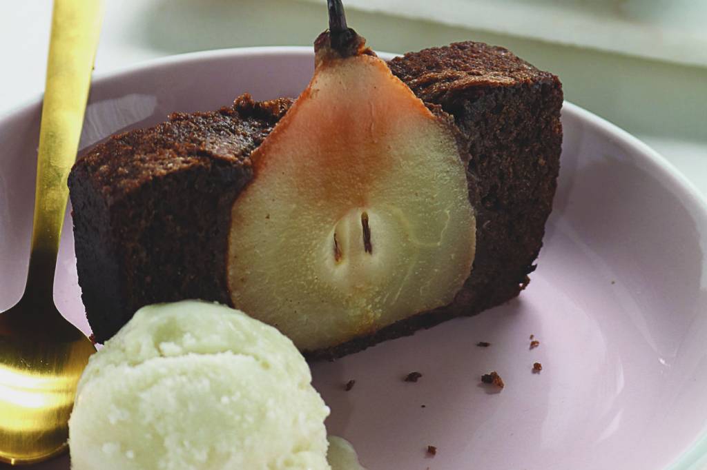 Bolo de chocolate com pera