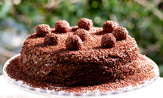 Bolo de chocolate com recheio de brigadeiro