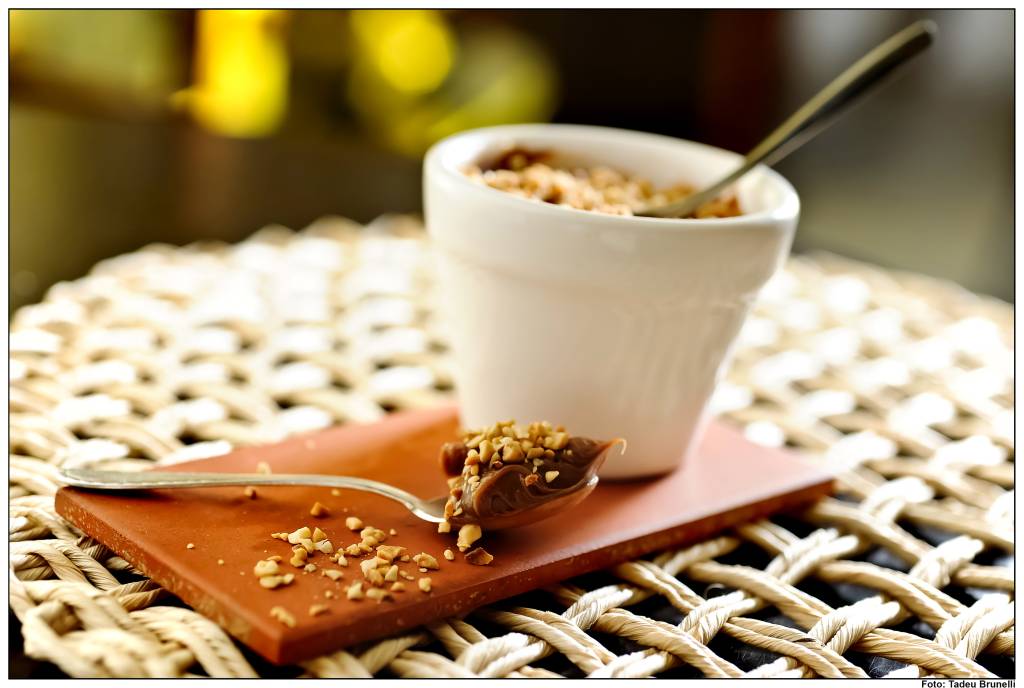 Brigadeiro cremoso com castanha de caju