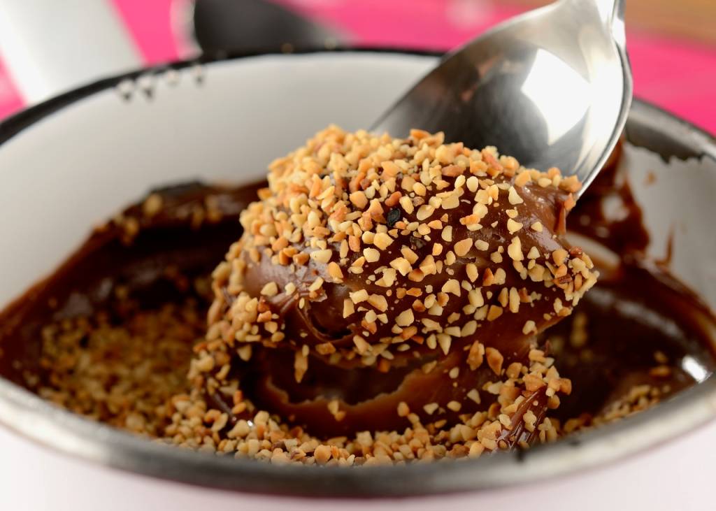 Brigadeiro na panelinha com castanha de caju
