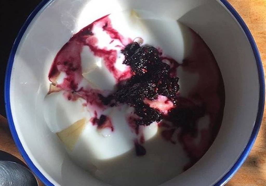 Calda fit de amora pode ser usada com iogurte, fruta e panqueca