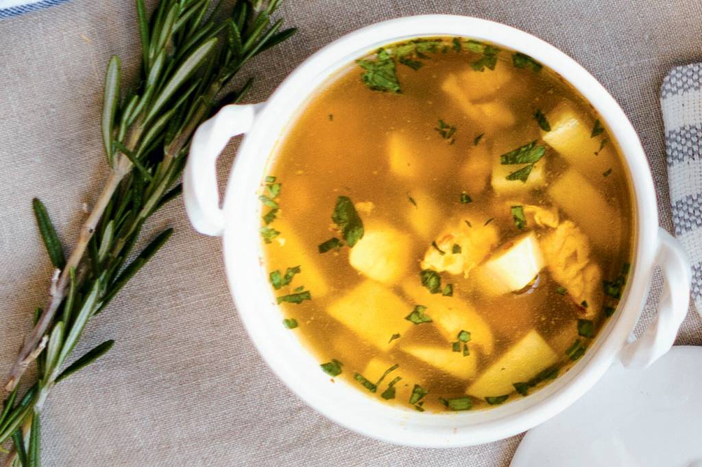 Caldo de legumes com frango e inhame