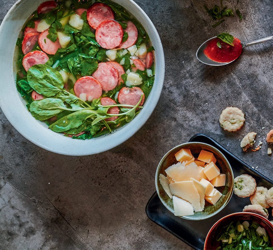 Caldo verde de agrião com linguiça portuguesa