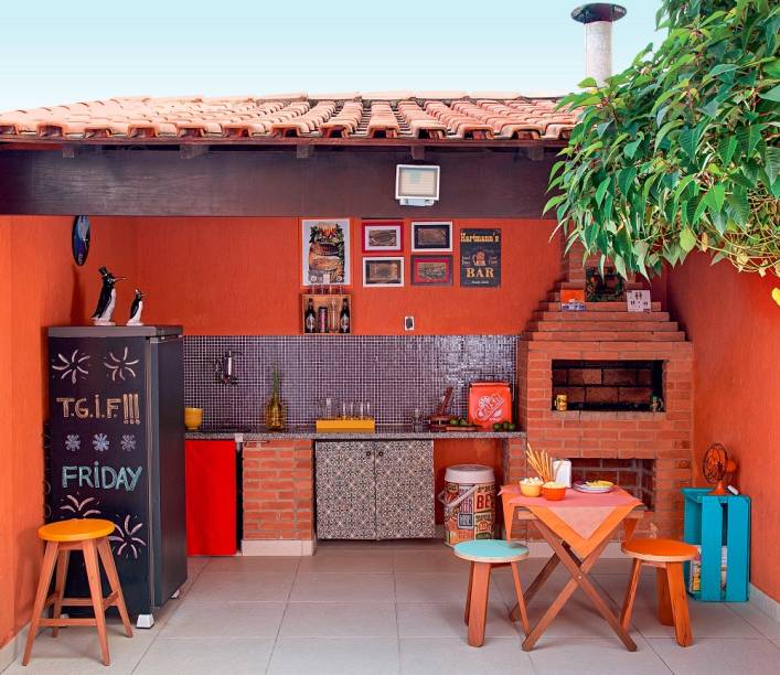 <span>A moradora elegeu a textura grafiato na cor terracota para as paredes. </span> <span>A moradora elegeu a textura grafiato na cor terracota para as paredes. </span>