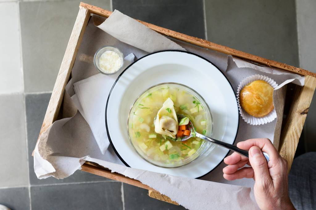 Sopa Cappelletti in Brodo com Stracciatella e Espinafre Baby