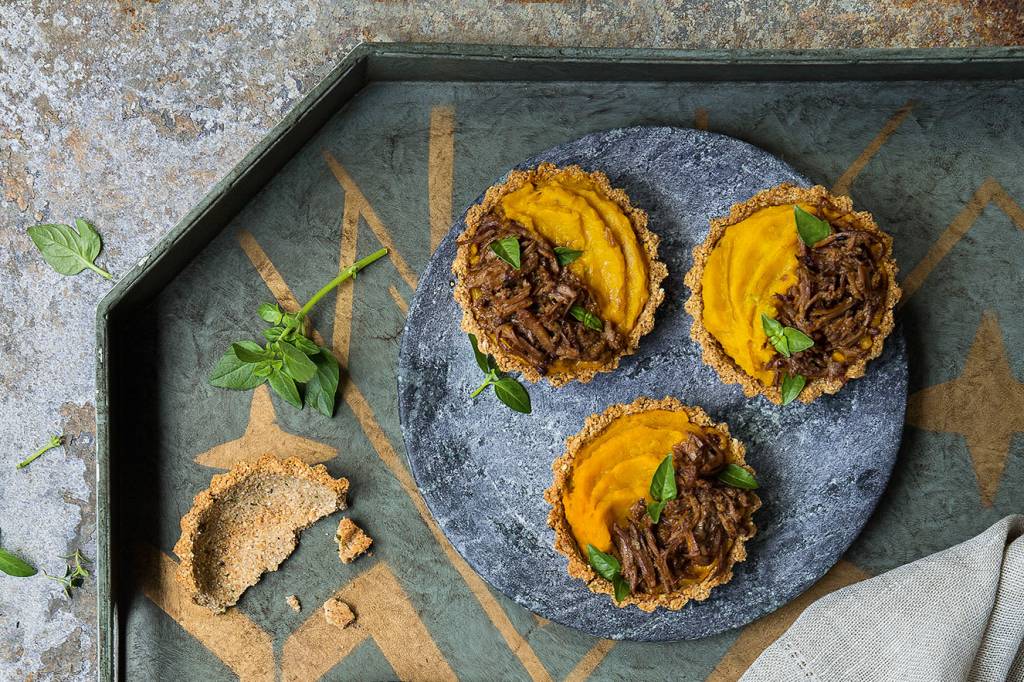 Miniquiche de carne desfiada com purê de abóbora