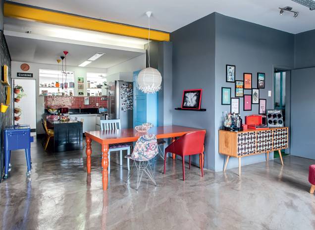 <span>O cimento queimado é o campeão de perguntas no Instagram @Decor29. “O pedreiro cobrou apenas R$ 500 para aplicá-lo em 60 m². Amamos o resultado e, para manter bonitão, usamos cera líquida a cada 15 dias. Mas é um piso que exige desapego: não fica lisinho, mancha fácil e trinca mesmo aqui e ali”, diz a moradora Larissa Fernandes.</span> <span>O cimento queimado é o campeão de perguntas no Instagram @Decor29. “O pedreiro cobrou apenas R$ 500 para aplicá-lo em 60 m². Amamos o resultado e, para manter bonitão, usamos cera líquida a cada 15 dias. Mas é um piso que exige desapego: não fica lisinho, mancha fácil e trinca mesmo aqui e ali”, diz a moradora Larissa Fernandes.</span>