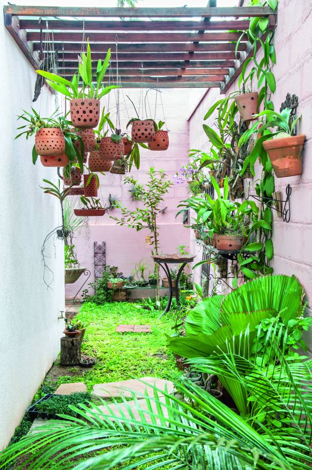 O quintal delicioso que banha o interior da casa com luz natural. Projeto <span>dos arquitetos Francesco Picciallo e Inara Pálinkás, do Brita Arquitetura.</span> O quintal delicioso que banha o interior da casa com luz natural. Projeto <span>dos arquitetos Francesco Picciallo e Inara Pálinkás, do Brita Arquitetura.</span>