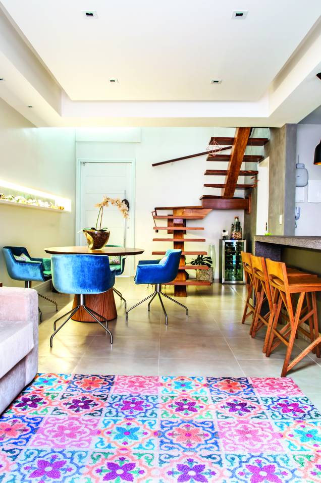 <span>º Para a decoração, os arquitetos sugeriram paredes neutras e cores pontuais. “Usamos veludo azul nas cadeiras, que já eram da Renata, investimos em um tapete com estampa de ladrilhos (Casa Malgga) e demos aconchego com madeira”, fala o profissional. Projeto dos arquitetos Francesco Picciallo e Inara Pálinkás, do Brita Arquitetura.</span> <span>º Para a decoração, os arquitetos sugeriram paredes neutras e cores pontuais. “Usamos veludo azul nas cadeiras, que já eram da Renata, investimos em um tapete com estampa de ladrilhos (Casa Malgga) e demos aconchego com madeira”, fala o profissional. Projeto dos arquitetos Francesco Picciallo e Inara Pálinkás, do Brita Arquitetura.</span>