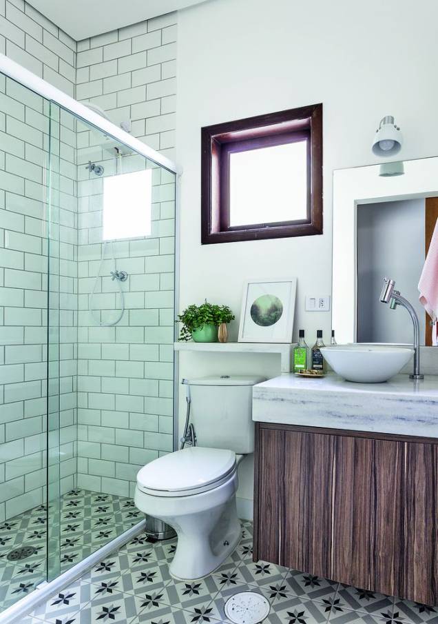 <span>Os azulejos branquinhos da parede (Metro White, da Eliane. C&C) colocam em destaque o piso de ladrilho hidráulico estampado (Calver Gris, da Colormix. Leroy Merlin)</span> <span>Os azulejos branquinhos da parede (Metro White, da Eliane. C&C) colocam em destaque o piso de ladrilho hidráulico estampado (Calver Gris, da Colormix. Leroy Merlin)</span>