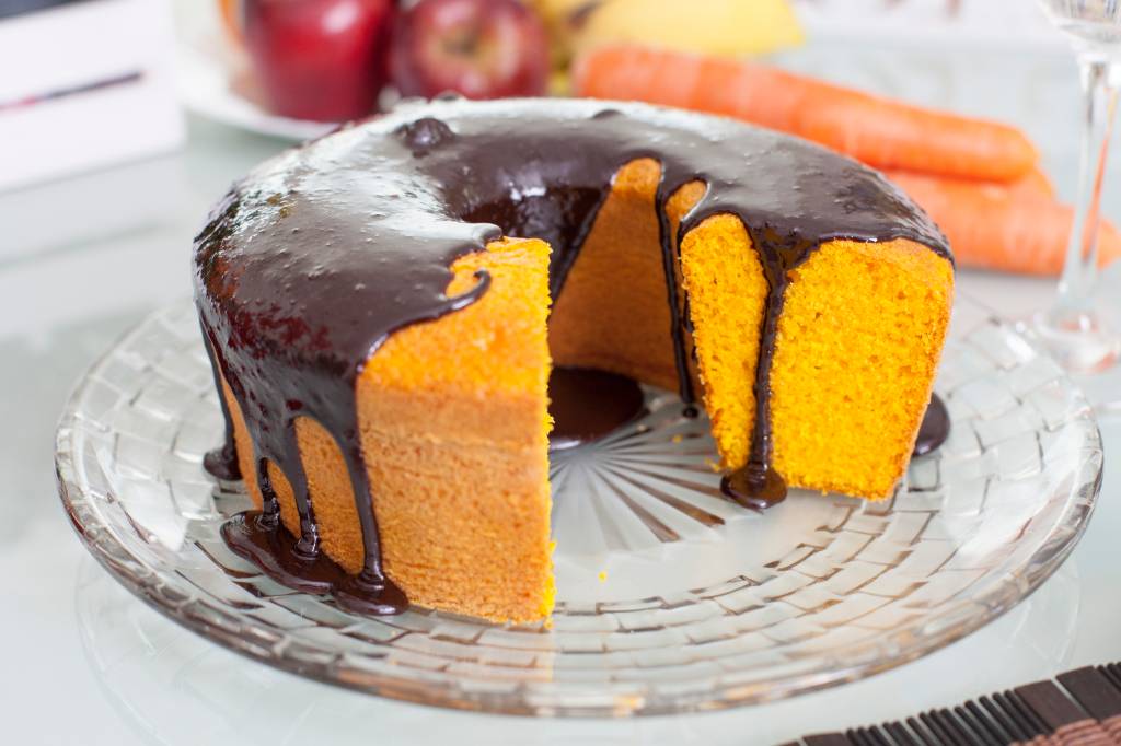 Bolo de cenoura fofinho com calda de chocolate