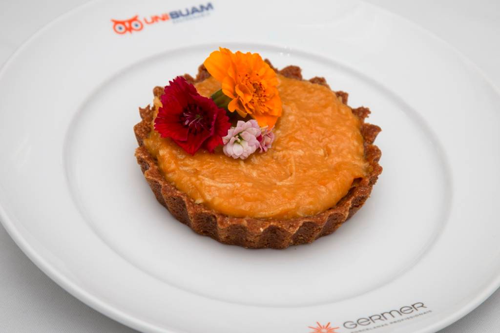 Cheesecake vegano com flores comestíveis