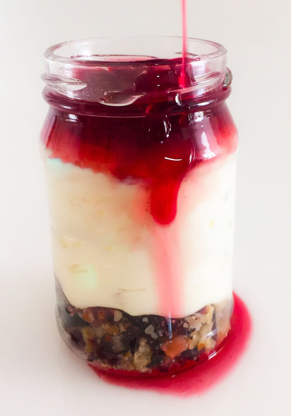 Cheesecake no pote com cranberry e calda de chá de hibisco