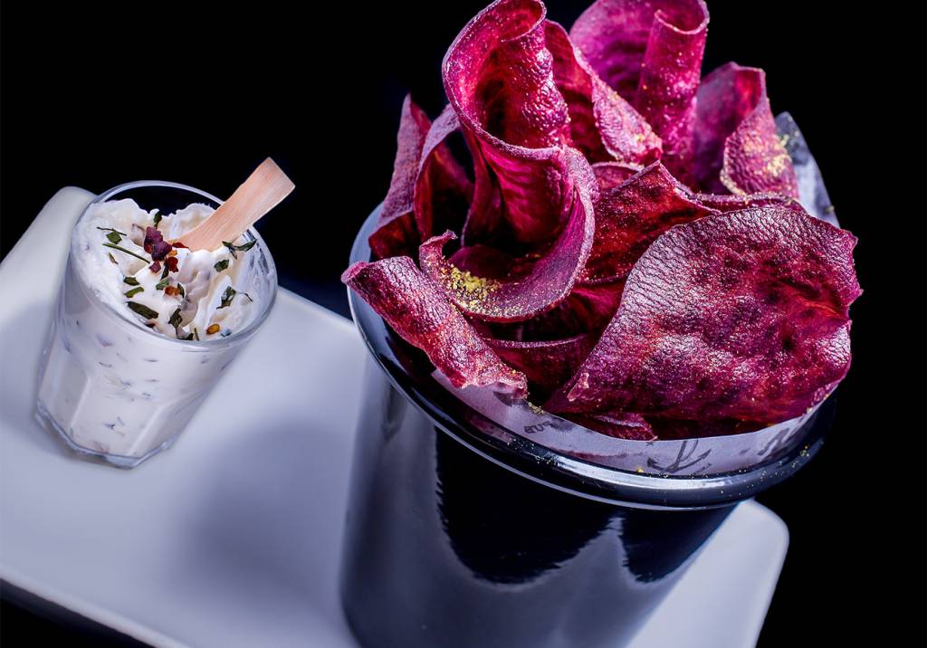 Esse chips de batata-doce roxa com molho picante acelera o metabolismo