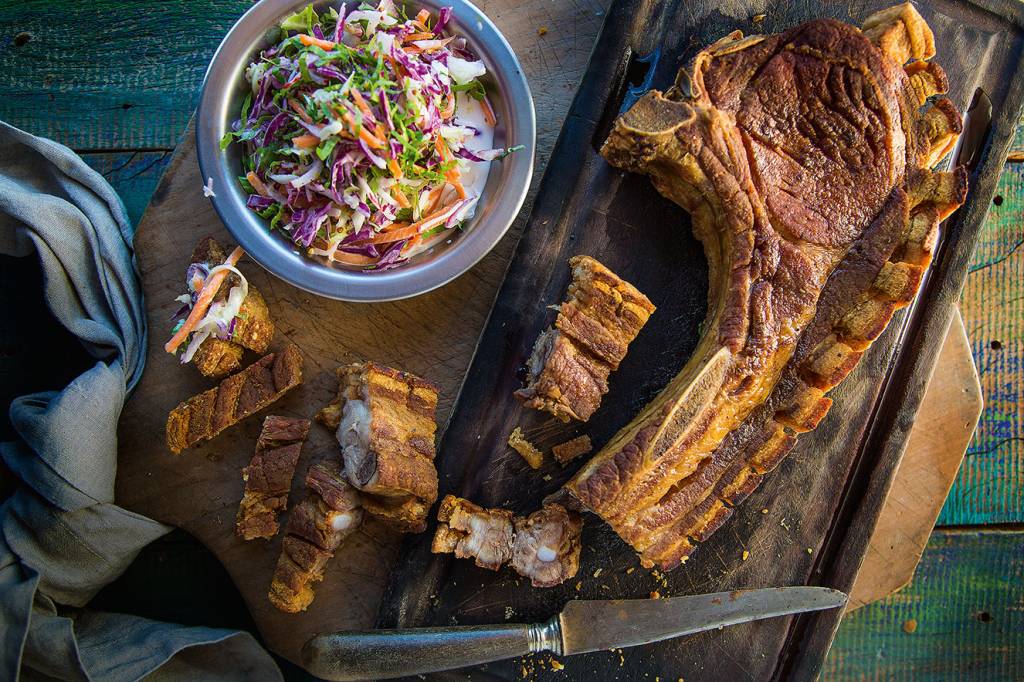 Chuleta suína com salada coleslaw