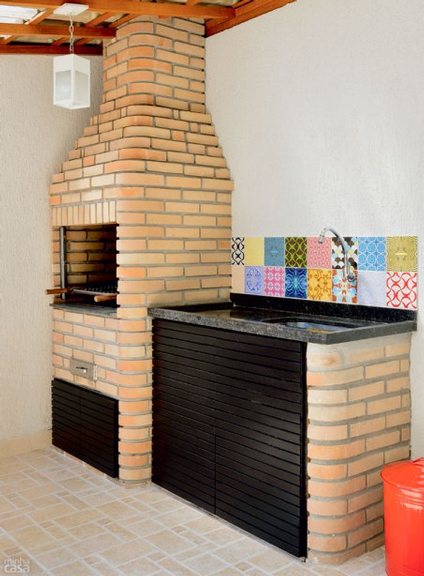 <span>Na área externa, acima da bancada de granito, azulejos estampados garantem charme extra ao cantinho do churrasco. “Usamos apenas duas fileiras para limitar os gastos”, diz Adriana, que especificou as peças. Coube à moradora criar a composição a seu gosto. Projeto da arquiteta Adriana Victorelli, do escritório Neo Arq.</span> <span>Na área externa, acima da bancada de granito, azulejos estampados garantem charme extra ao cantinho do churrasco. “Usamos apenas duas fileiras para limitar os gastos”, diz Adriana, que especificou as peças. Coube à moradora criar a composição a seu gosto. Projeto da arquiteta Adriana Victorelli, do escritório Neo Arq.</span>