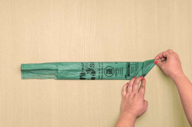 5. Pegue uma das pontinhas da base e leve-a até a lateral oposta, de modo a formar um triângulo. 5. Pegue uma das pontinhas da base e leve-a até a lateral oposta, de modo a formar um triângulo.