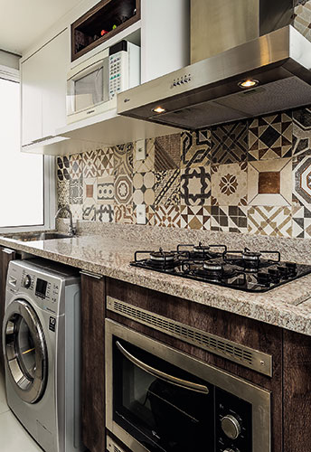<span>Lavanderia e cozinha compartilham a mesma bancada de granito branco siena superpolido, que mede 4,25 x 0,65 m (Magnani). Mas, atenção: Abrir mão de uma divisória entre os ambientes só funcionou porque os moradores usam pouco a área de serviço – e vivem bem com apenas um varal de chão e uma lava e sec”. Projeto da </span>arquiteta Camila Chalon. <span>Lavanderia e cozinha compartilham a mesma bancada de granito branco siena superpolido, que mede 4,25 x 0,65 m (Magnani). Mas, atenção: Abrir mão de uma divisória entre os ambientes só funcionou porque os moradores usam pouco a área de serviço – e vivem bem com apenas um varal de chão e uma lava e sec”. Projeto da </span>arquiteta Camila Chalon.