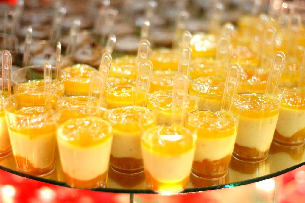 Brigadeiro branco com raspas de laranja e geleia de damasco