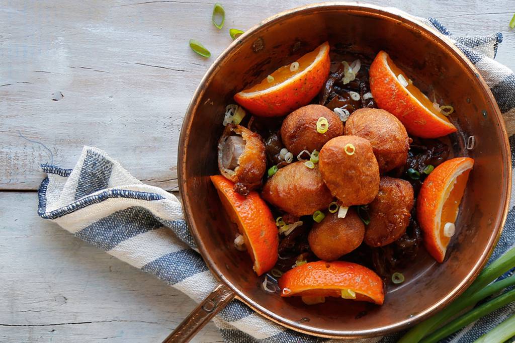 Coração de frango empanado com cebola caramelada