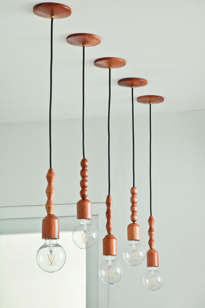 cozinha-integrada-com-pitadas-de-cor-e-acabamentos-amadeirados-luminaria