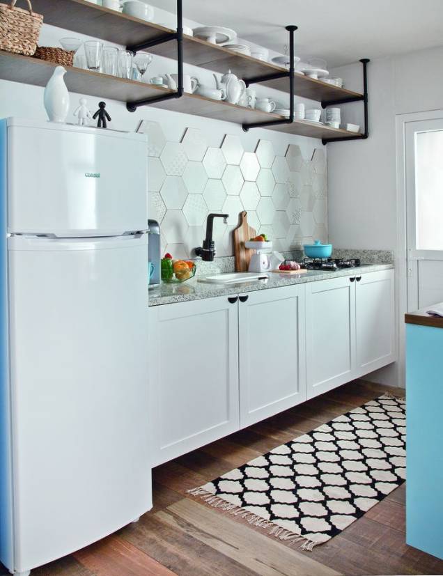 <span>O projeto da cozinha americana de onze metros quadrados surpreende ao exibir elementos mais clássicos, como os gabinetes brancos e os azulejos hexagonais, juntamente com soluções moderninhas, como a estante feita com canos de PVC e a composição de cadeiras diferentes. Projeto das arquitetas Fabiana Silveira e Patricia de Palma, sócias do SP Estudio.</span> <span>O projeto da cozinha americana de onze metros quadrados surpreende ao exibir elementos mais clássicos, como os gabinetes brancos e os azulejos hexagonais, juntamente com soluções moderninhas, como a estante feita com canos de PVC e a composição de cadeiras diferentes. Projeto das arquitetas Fabiana Silveira e Patricia de Palma, sócias do SP Estudio.</span>