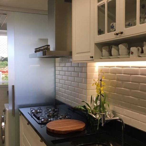 Os subway tiles na parede dão o charme à cozinha da @luenafx. Projeto desenvolvido pelas arquitetas Carolina Salviano e Débora Félix.