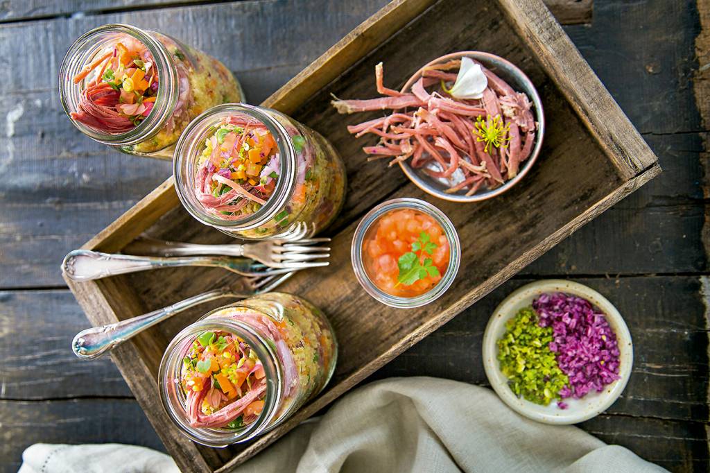Cuscuz de farinha de mandioca com carne-seca