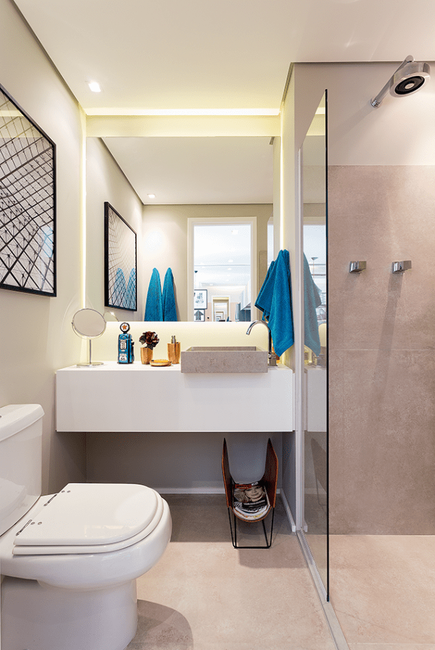 <span>O único banheiro do imóvel tinha de ser especial, já que cumpre também a função de lavabo para as visitas. Ele segue com a linha de revestimentos em tons neutros e conta também com um projeto de iluminação indireta, responsável por deixar o clima mais agradável. Projeto do escritório Pro.a Arquitetos Associados.</span> <span>O único banheiro do imóvel tinha de ser especial, já que cumpre também a função de lavabo para as visitas. Ele segue com a linha de revestimentos em tons neutros e conta também com um projeto de iluminação indireta, responsável por deixar o clima mais agradável. Projeto do escritório Pro.a Arquitetos Associados.</span>