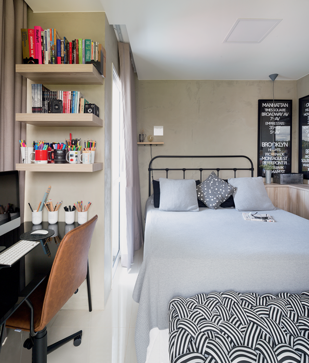<span>No dormitório, a varandinha forma um dente na alvenaria e foi ali que Carla encontrou o espaço perfeito para montar seu escritório – usando apenas uma mesa, cadeira e três boas prateleiras. Projeto da designer de interiores Carla Monza, do Estúdio Orla.</span> <span>No dormitório, a varandinha forma um dente na alvenaria e foi ali que Carla encontrou o espaço perfeito para montar seu escritório – usando apenas uma mesa, cadeira e três boas prateleiras. Projeto da designer de interiores Carla Monza, do Estúdio Orla.</span>