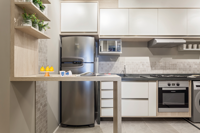 <span>Para equilibrar o projeto, Marcy optou por deixar a cozinha o mais clean possível, com armários (Significa Marcenaria Moderna) e revestimentos em tons claros e naturais. Projeto da arquiteta Marcy Ricciardi.</span> <span>Para equilibrar o projeto, Marcy optou por deixar a cozinha o mais clean possível, com armários (Significa Marcenaria Moderna) e revestimentos em tons claros e naturais. Projeto da arquiteta Marcy Ricciardi.</span>