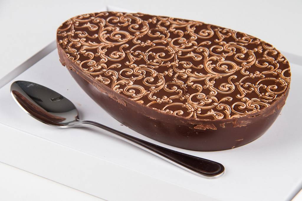 Ovo de Páscoa de colher recheado com brigadeiro de chocolate ao leite