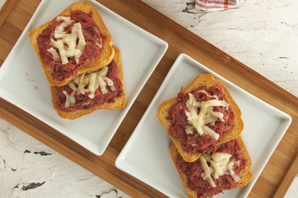 Torrada de charque e provolone