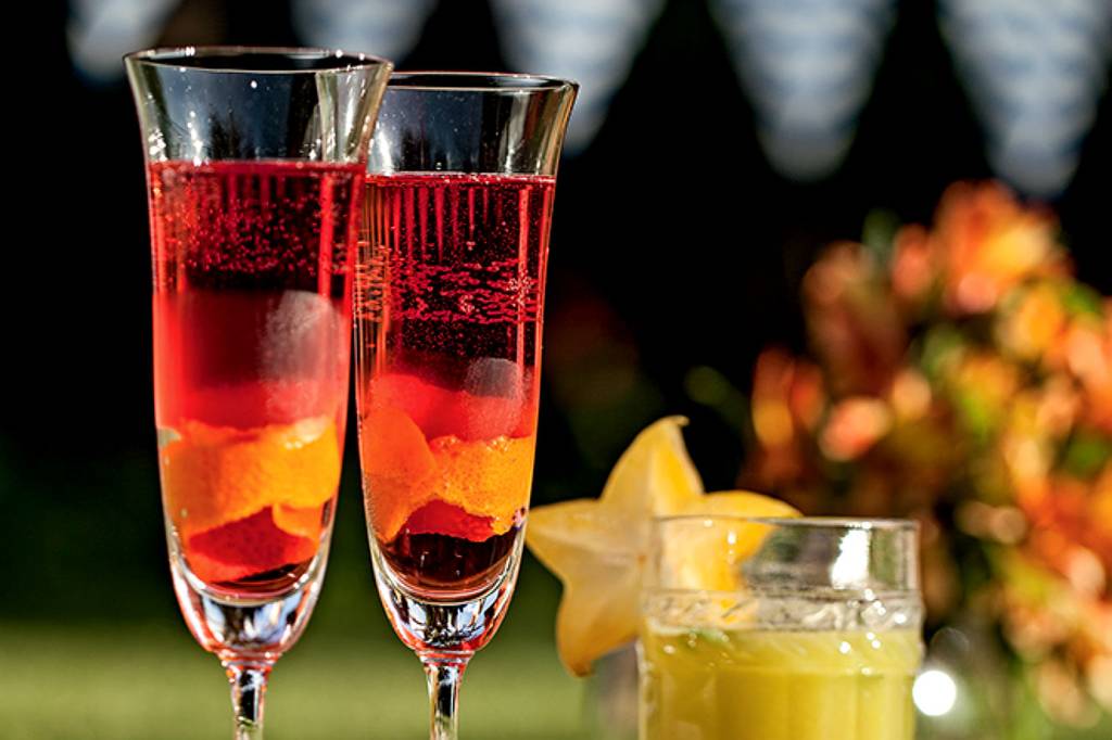 Drink de espumante com chá de hibisco