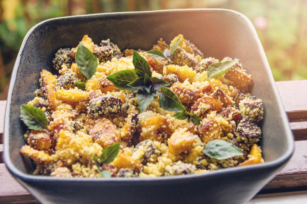 Farofa de banana, bacon e castanha-do-pará