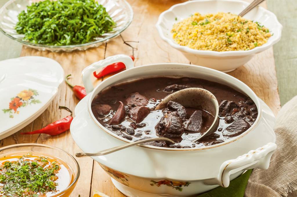 Feijoada com farofa de polvilho