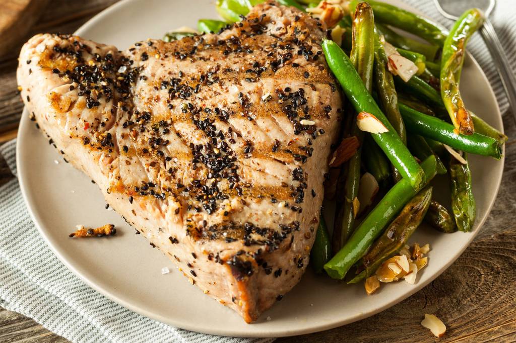 Filé de peixe assado com crosta de sementes