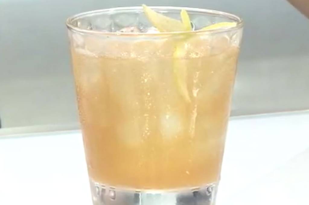 Drink de rum, conhaque e suco de limão siciliano