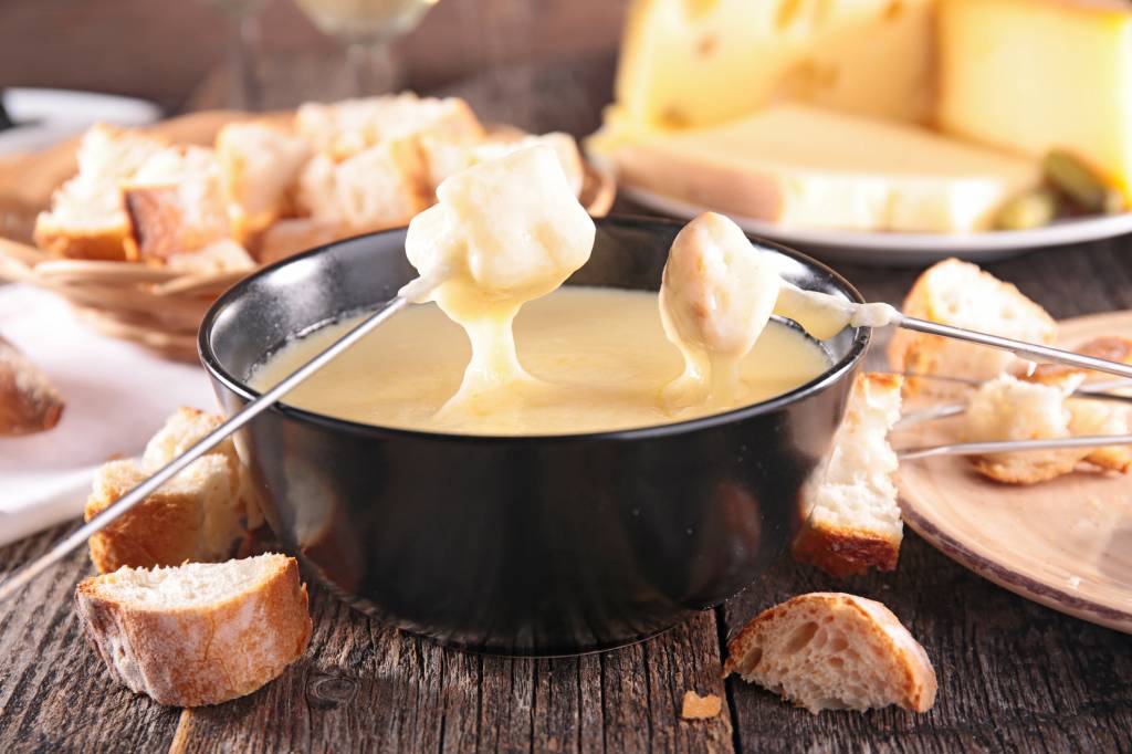 Fondue de queijo emmental rápido para um casal