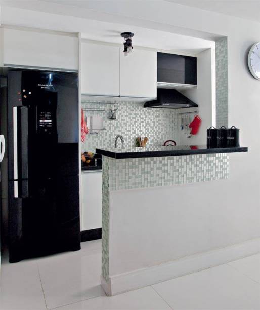 <span>Os detalhes da</span><span> </span><a href="https://casa.abril.com.br/ambientes/cozinhas" target="_blank" rel="noopener">cozinha </a><span>foram definidos com base na área reduzida. “A meia cuba ao lado da principal faz as vezes de escorredor de louças e vegetais”, diz a moça. O microondas sob o cooktop tem dupla função: também é forno elétrico. </span>Projeto de Sheila Jesus Interiores.