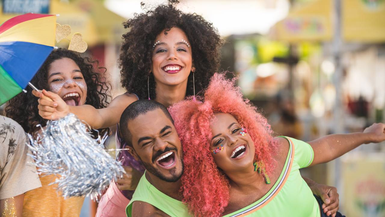 Amigos em carnaval de rua