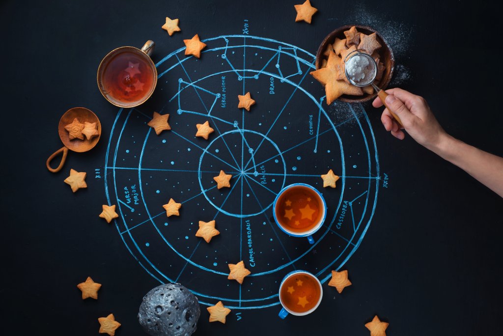 Fotografia simulando um mapa astrológico com biscoitos em formato de estrelas