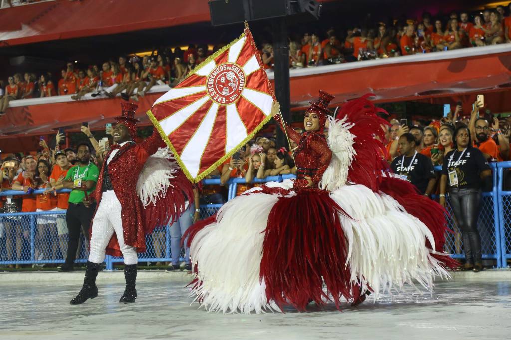 2º dia de desfiles no Rio celebra diversidade e homenageia personalidades