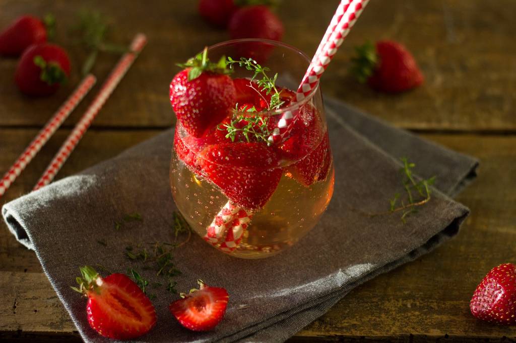 5-drinks-com-morango-que-fazem-sucesso-no-Pinterest gin-2381859_1920